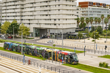 France, Hérault (34), Montpellier,  quartier de Port Marianne, tramway sur l'avenue Raymond Dugrand