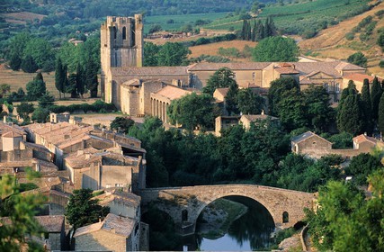 France, Aude (11), village de Lagrasse, labellisé Les Plus Beaux Villages de France, ponts sur l' Orbieu et abbaye Sainte-Marie de Lagrasse au fond