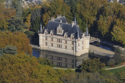 France, Indre-et-Loire (37), Vallée de la Loire classée Patrimoine Mondial de l' UNESCO, château d' Azay-le-Rideau (vue aérienne)