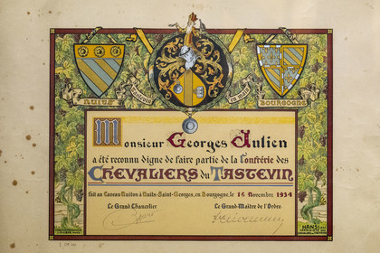 France, Côte-d'Or (21), Paysage culturel des climats de Bourgogne classés Patrimoine Mondial de l'UNESCO, Route des Grands Crus, vignoble de la Côte de Nuits, Vougeot, le Chateau du Clos de Vougeot, certificat d'appartenance à la Confrérie des Chevaliers du Tastevin