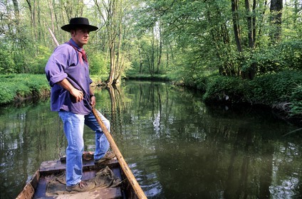 France, Bas-Rhin (67), batelier sur la rivière du Ried