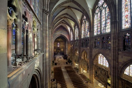 France, Bas-Rhin (67), Strasbourg, vieille ville classée au Patrimoine Mondial de l'UNESCO, la cathédrale Notre-Dame, le triforium et les Scènes de la vie de la Vierge réalisées à la demande de Richelieu sont une série de quatorze tapisseries suspendues dans la nef durant la période de l'Avent