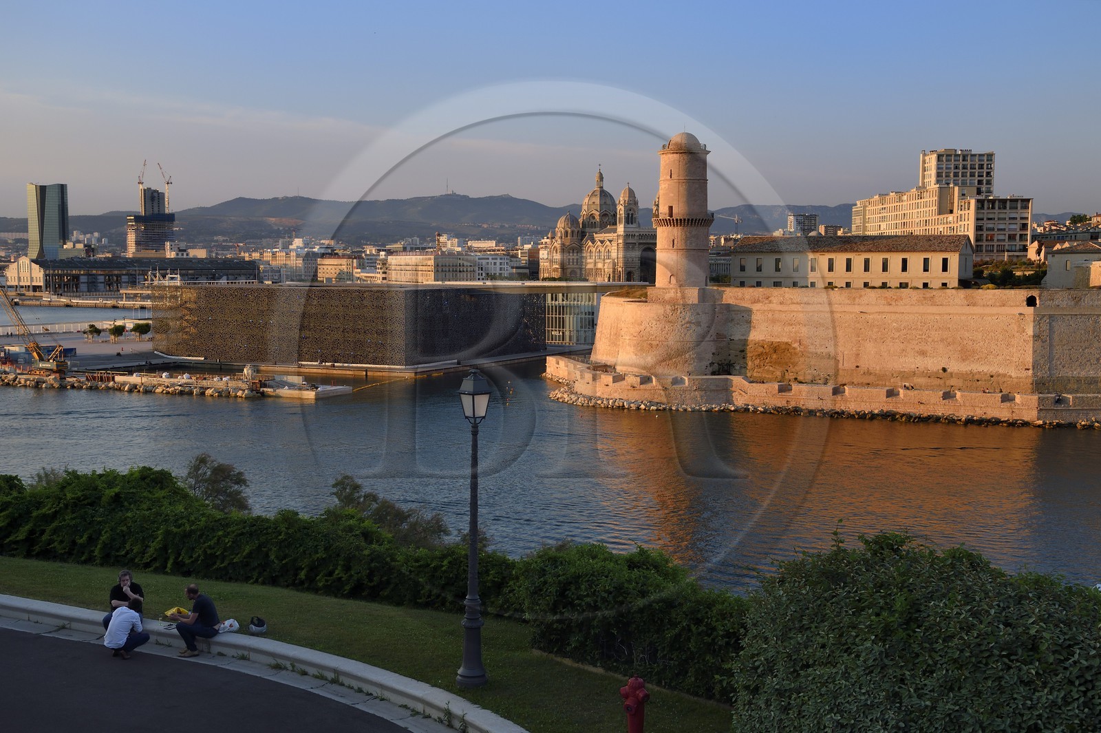 France, Bouches-du-Rhône (13), Marseille, MuCEM (Musée des civilisations de l'Europe et de la Méditerranée) par les architectes Rudy Ricciotti et R. Carta, le Fort Saint Jean et la cathédrale La Major