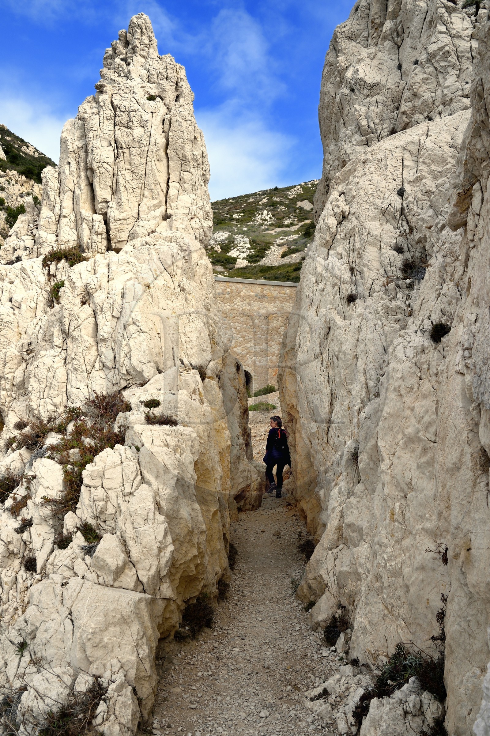 France, Bouches-du-Rhône (13), Le Rove vers Marseille, la Cote Bleue, randonnée de Niolon au Cap Méjean le long du Sentier des Douaniers, passage entre deux rochers