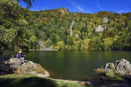 France, Haut-Rhin (68), Parc naturel régional des ballons des Vosges, Rimbach-près-Masevaux, randonneur au Lac des Perches en dessous de Gazon Rouge dans les Vosges