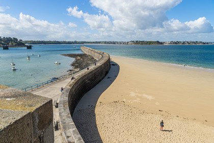 France, Ille-et-Vilaine (35), Côte d'Emeraude, Saint-Malo, le môle des Noires en bordure de la plage de Bon Secours, la ville de Dinard en arrière plan
