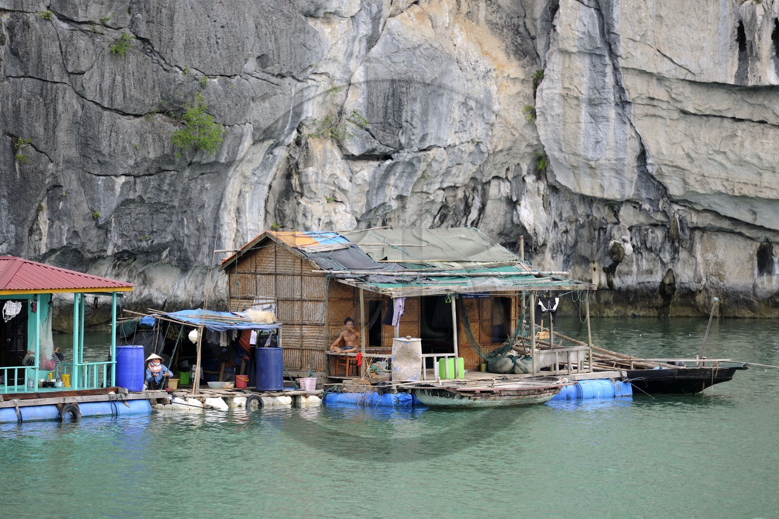 Vietnam, province de Quang Ninh, la Baie d'Halong classée Patrimoine Mondial de l'UNESCO, village flottant de pêcheurs de Vong Vieng