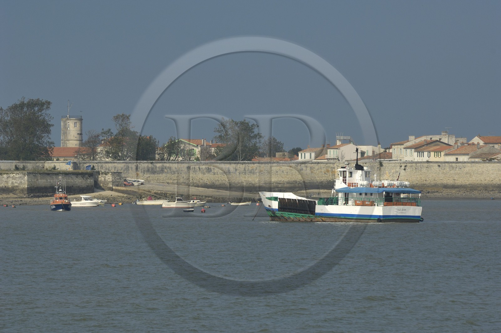France, Charente-Maritime (17), Ile d'Aix, le bourg, un des deux ferry reliant l'île au continent
