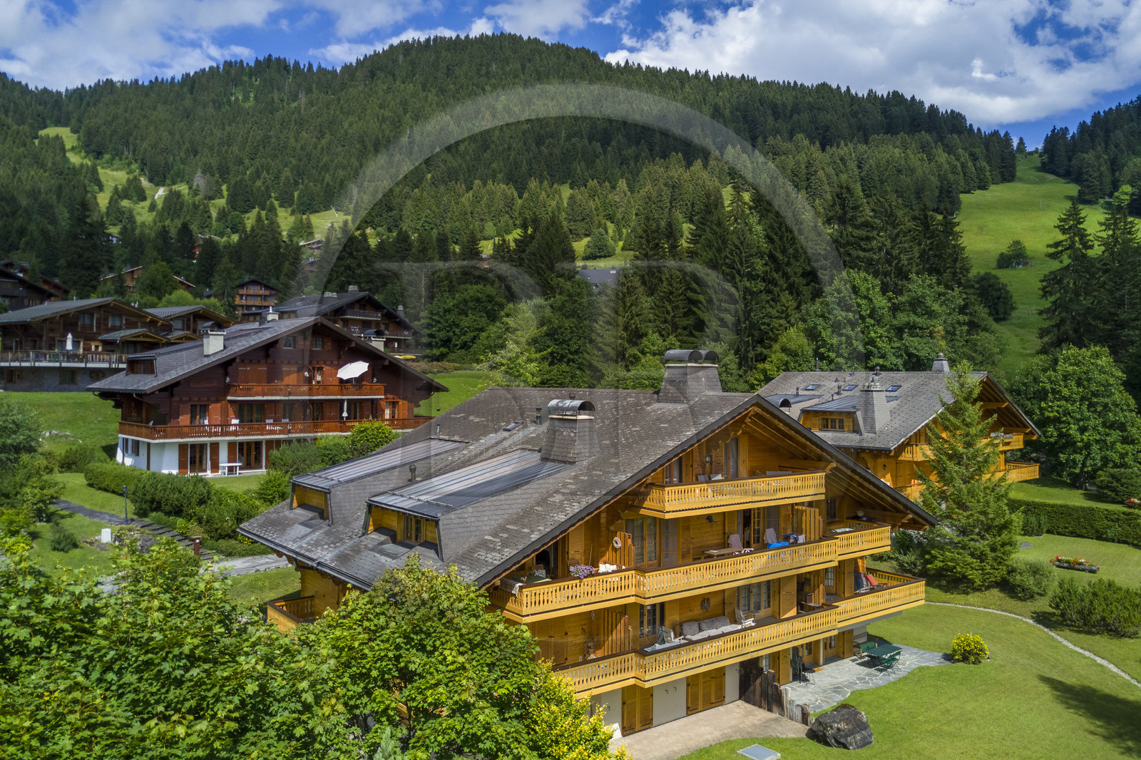 Suisse, canton de Vaud, Villars-sur-Ollon, chalet Les Myrtes route de la résidence à Chessières (vue aérienne)
