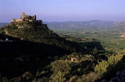 France, Aude (11), ruines du château cathare d'Aguillar dominant les vignes de Tuchan dans les Corbières