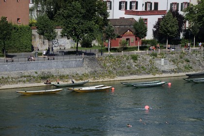Suisse, Bâle, quartier du Petit Bâle sur la rive droite du Rhin, un membre d'un des clubs de bateliers bâlois pendant l'entrainement