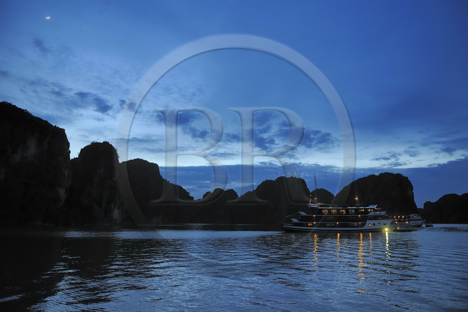 Vietnam, province de Quang Ninh, la Baie d'Halong classée Patrimoine Mondial de l'UNESCO, jonque de la compagnie de croisière Bahya