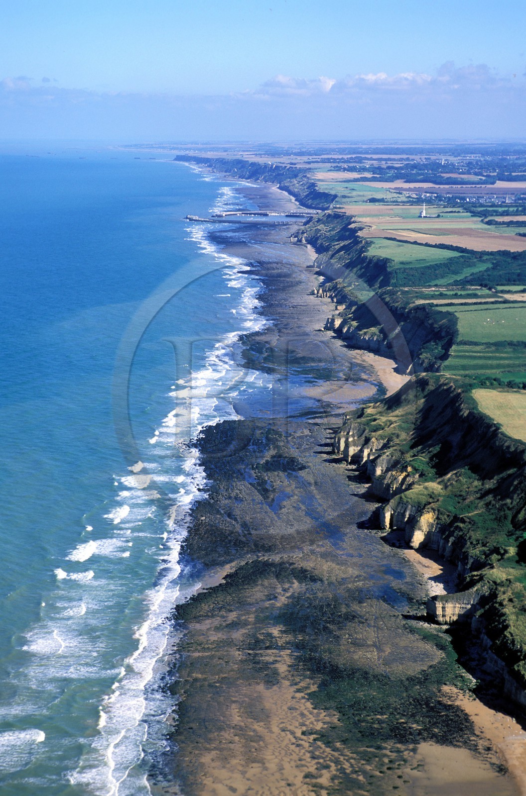 France, Calvados (14), Omaha Beach, une des plages du débarquement de la Seconde Guerre Mondiale, vers Port-en-Bessin (vue aérienne)
