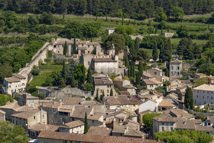 France, Vaucluse (84), Dentelles de Montmirail, Gigondas, le village au pied des Dentelles Sarrasines (vue aérienne)