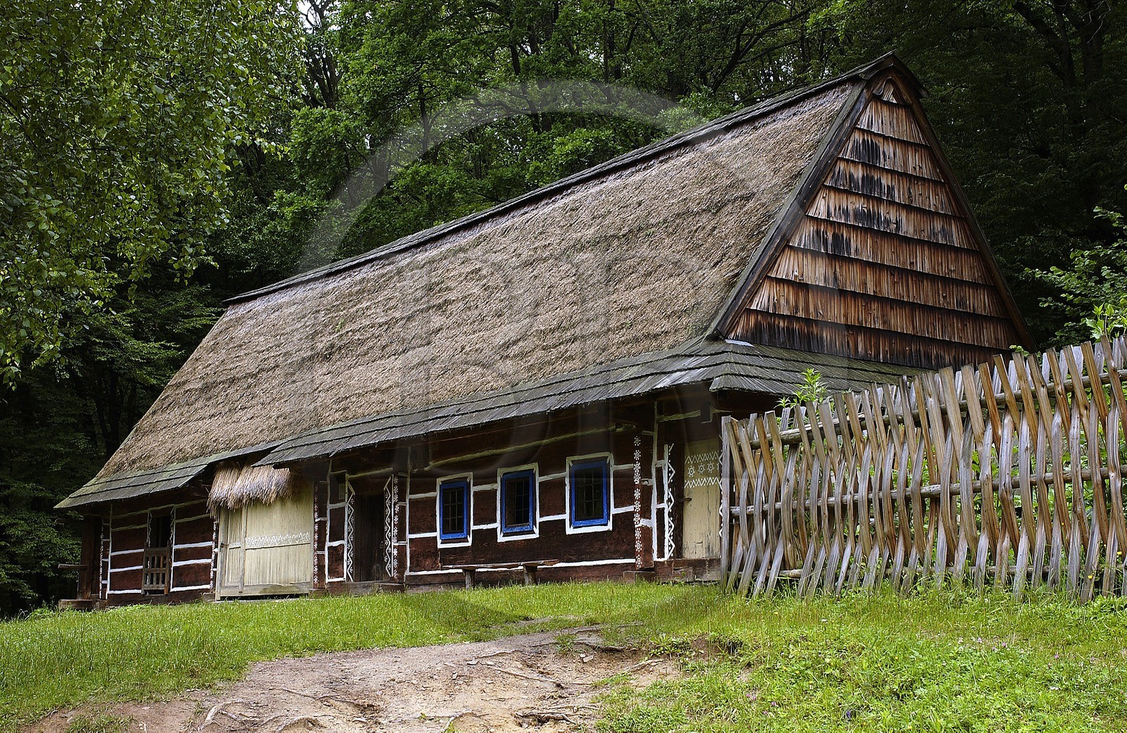 Pologne, Précarpates, parc ethnographique de Sanok (écomusée), ferme en bois du 19ème siècle de la région de Lemkowie