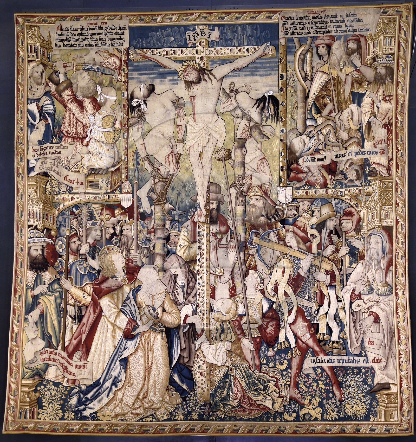 France, Haute-Loire (43), Parc naturel régional Livradois-Forez, l'abbaye de La Chaise-Dieu, tapisseries de la tenture de choeur, ensemble des 14 tapisseries flamandes réalisées au XVIe siècle retraçant des récits bibliques issus de l’Ancien et du Nouveau Testament, le sacrifice d'Isaac puis La Crucifixion et le serpent d'airain