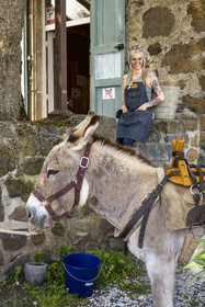 France, Haute-Loire (43), Ussel, randonnée avec un âne sur le chemin de Stevenson (GR 70), Laetitia gère le café “A boire et à manger”