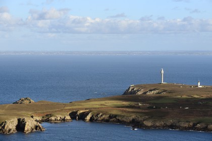 France, Finistère (29), parc naturel régional d'Armorique, mer d'Iroise, Ile d'Ouessant, réserve de Biosphère (UNESCO), la tour radar du Stiff qui surveille le rail de circulation maritime passant au large d'Ouessant (vue aérienne)