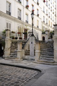 France, Paris (75), la Butte Montmartre, cour intérieure du 40 rue Durantin