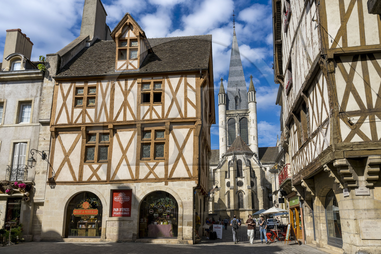 France, Côte-d'Or (21), Dijon, zone classée Patrimoine Mondial de l'UNESCO, maisons à pans de bois rue de la chouette à l'angle de la rue de la Verrerie et l'église Notre-Dame de Dijon en arrière plan