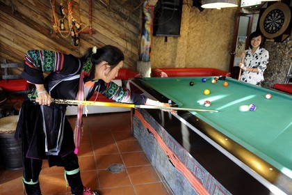 Vietnam, province de Lao Cai, ville de Sapa, jeunes filles de la minorité Hmong Noir jouant au billard