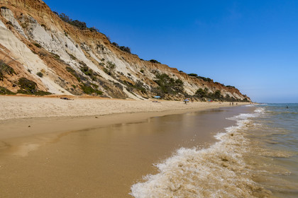 Portugal, Algarve, Olhos de Agua, la plage de Praia da Falésia surplombée par ses falaises rouges