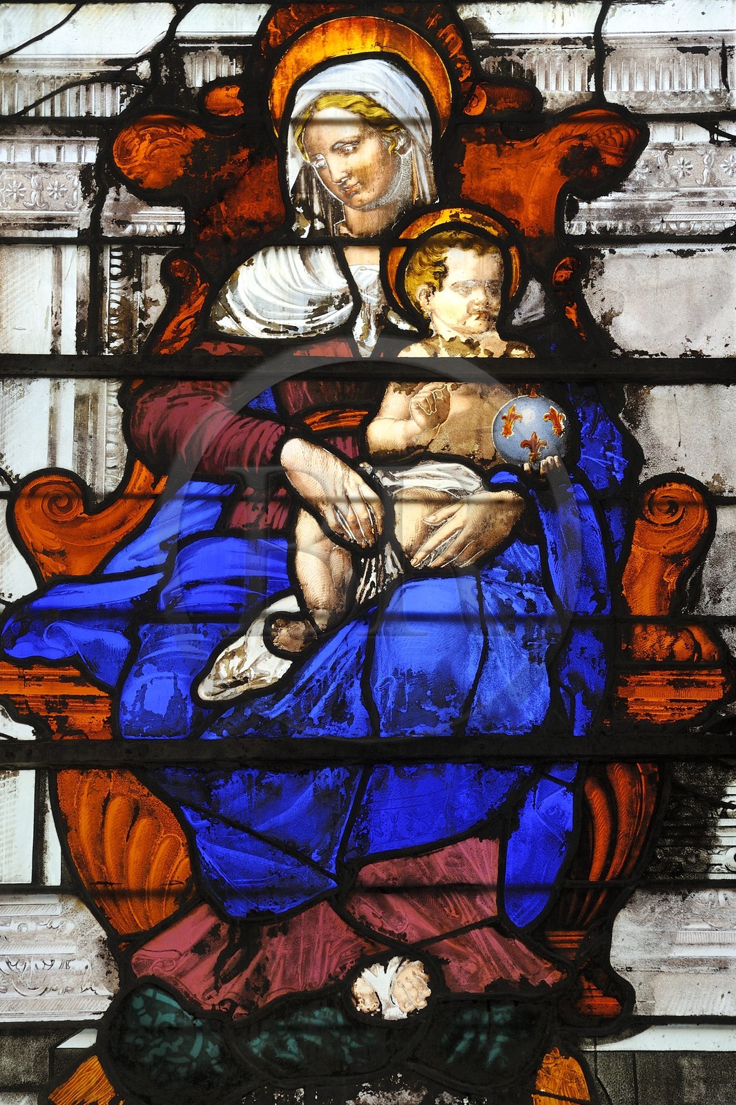 France, Val-de-Marne (94), Vincennes, le château de Vincennes, vitraux de la Sainte Chapelle représentant l'Apocalypse, la distribution des sept trompettes, détail de la Vierge à l'Enfant