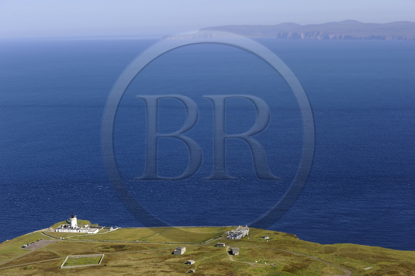 Royaume-Uni, Ecosse, Highland, le phare de Dunnet Head constitue le cap le plus au nord de la Grande-Bretagne (vue aérienne)