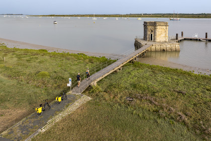 France, Charente-Maritime (17), Saint-Nazaire-sur-Charente, la Fontaine Royale de Lupin en bordure de la Charente est la plus remarquable des trois dernières aiguades existantes (vue aérienne)