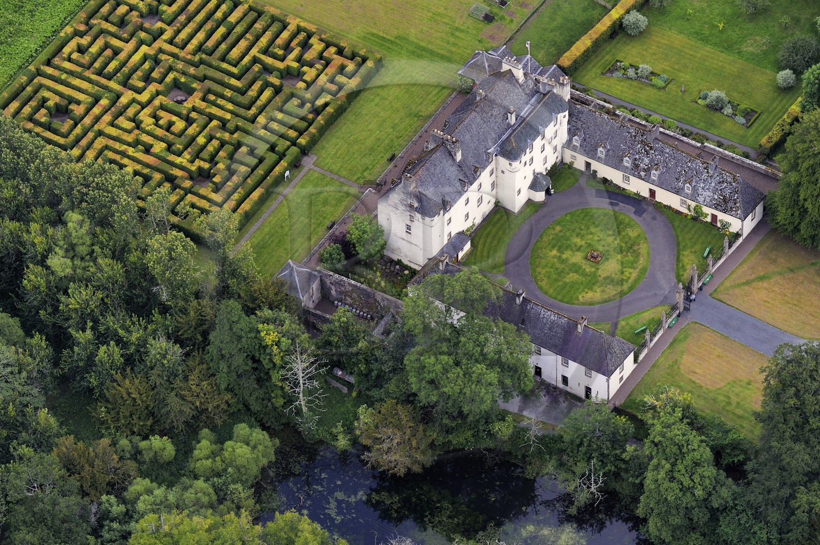 Royaume-Uni, Ecosse, région des Borders, vallée de la Tweed, le château de Traquair House (vue aérienne)