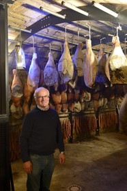 France, Moselle (57), Montenach, Auberge de la Klauss, Charles Keff, premier producteur de foie gras de la région lorraine et de toutes sortes de charcuteries (saucissons, manchons, magrets, confits, terrines, pâtés et hure de jambon de porc, de cerf et de sanglier)