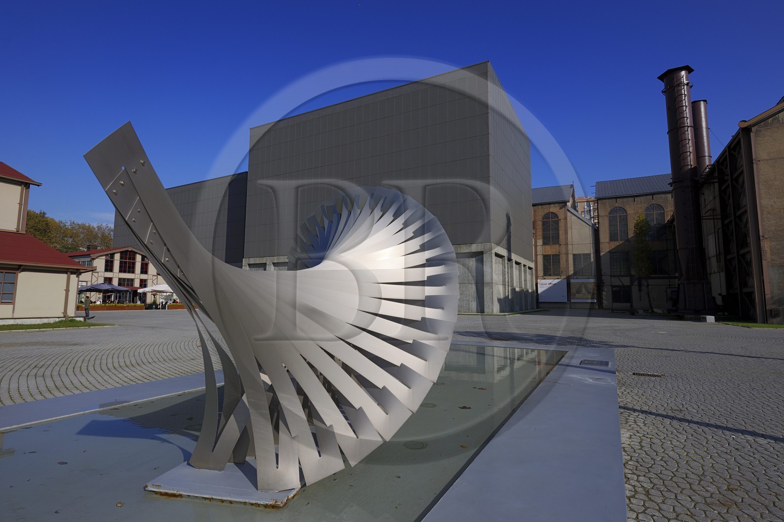 Turquie, Istanbul, l'université et le centre d'art contemporain Santralistanbul des architectes turcs Emre Arolat, Nevzat Sayin, Ihsan Bilgin et Han Tümertekin et sculpture To infinity ... de Ilhan Koman