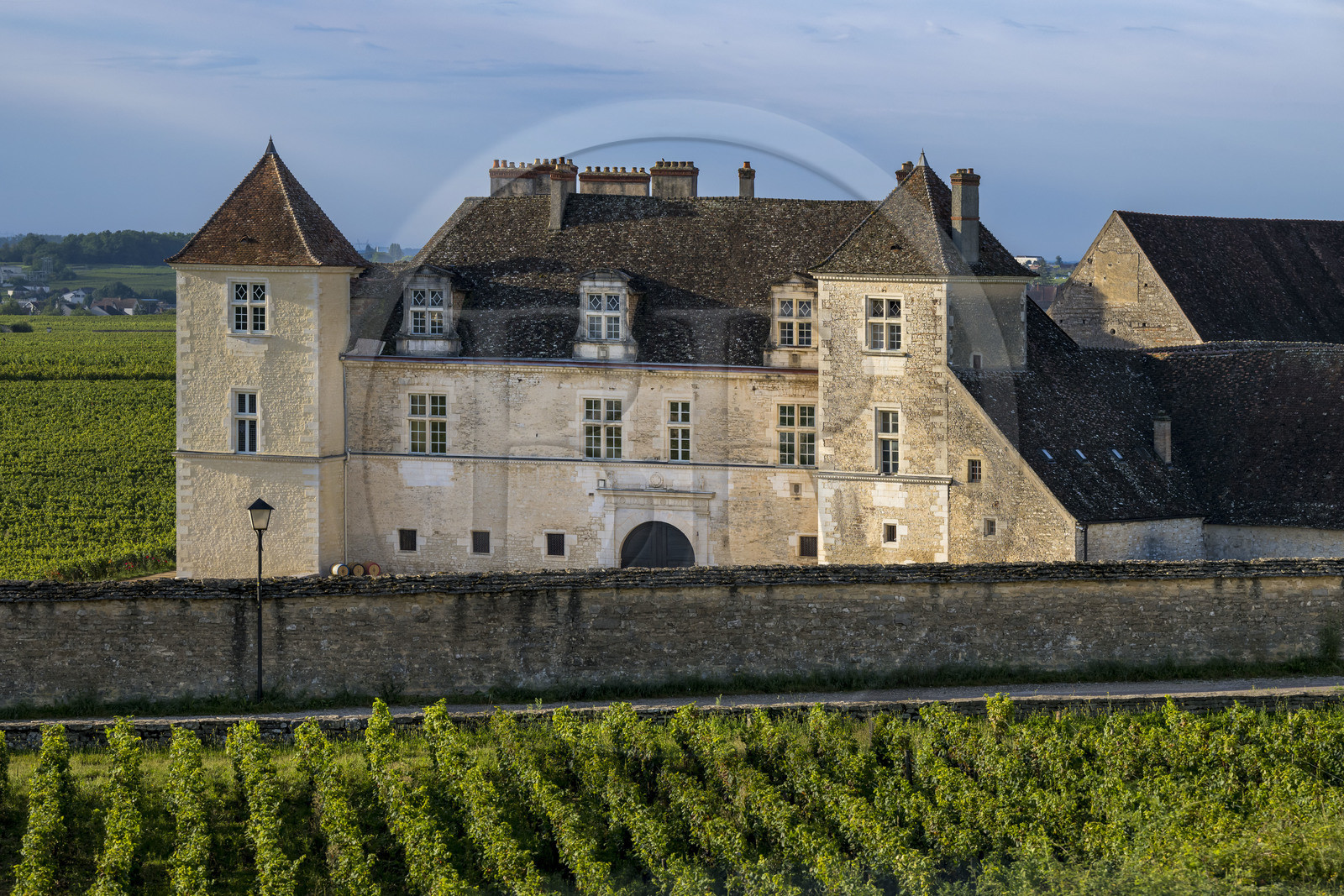 France, Côte-d'Or (21), Paysage culturel des climats de Bourgogne classés Patrimoine Mondial de l'UNESCO, Route des Grands Crus, vignoble de la Côte de Nuits, Vougeot, le Chateau du Clos de Vougeot