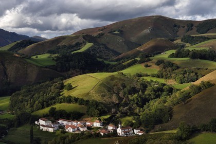 France, Pyrénées-Atlantiques (64), Pays-Basque, vallée des Aldudes, le village d'Urepel