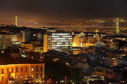 Turquie, Istanbul, quartier de Beyoglu et le pont du Bosphore