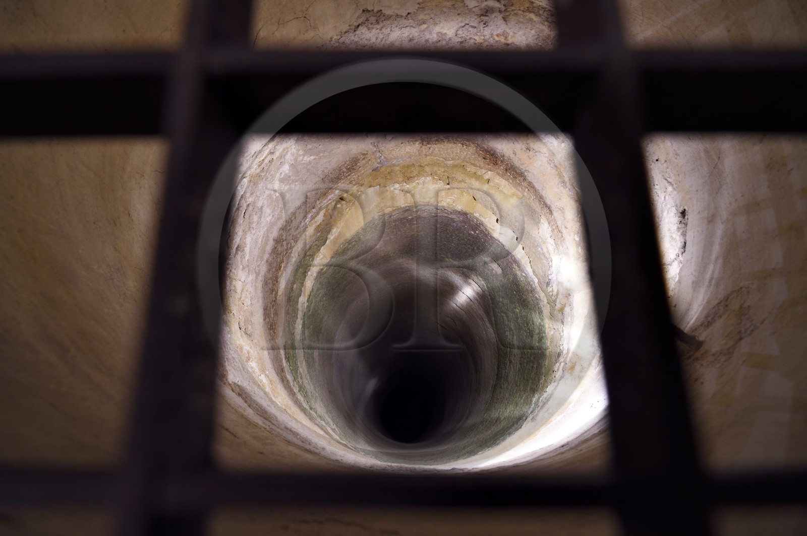 France, Vaucluse (84), Parc Naturel Regional du Luberon, Ansouis, labellisé Les Plus Beaux Villages de France, le chateau d'Ansouis, le puits d'évasion