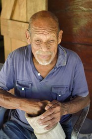 Caraïbes, Ile de la Dominique, Salybia, Territoire Kalinago, Kalinago Barana Autê (le village Caraïbe en bord de mer), grand village des indiens Kalinagos destiné à la mise en valeur et au partage de leurs activités traditionnelles