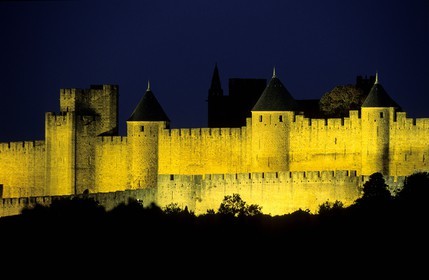France, Aude (11), les remparts de la cité de Carcassonne la nuit