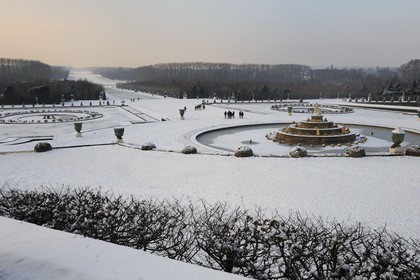 France, Yvelines (78), parc du château de Versailles sous la neige, classé Patrimoine Mondial de l'UNESCO, le Bassin de Latone et la perspective des jardins et de l'axe du Soleil vers le Grand Canal gelé