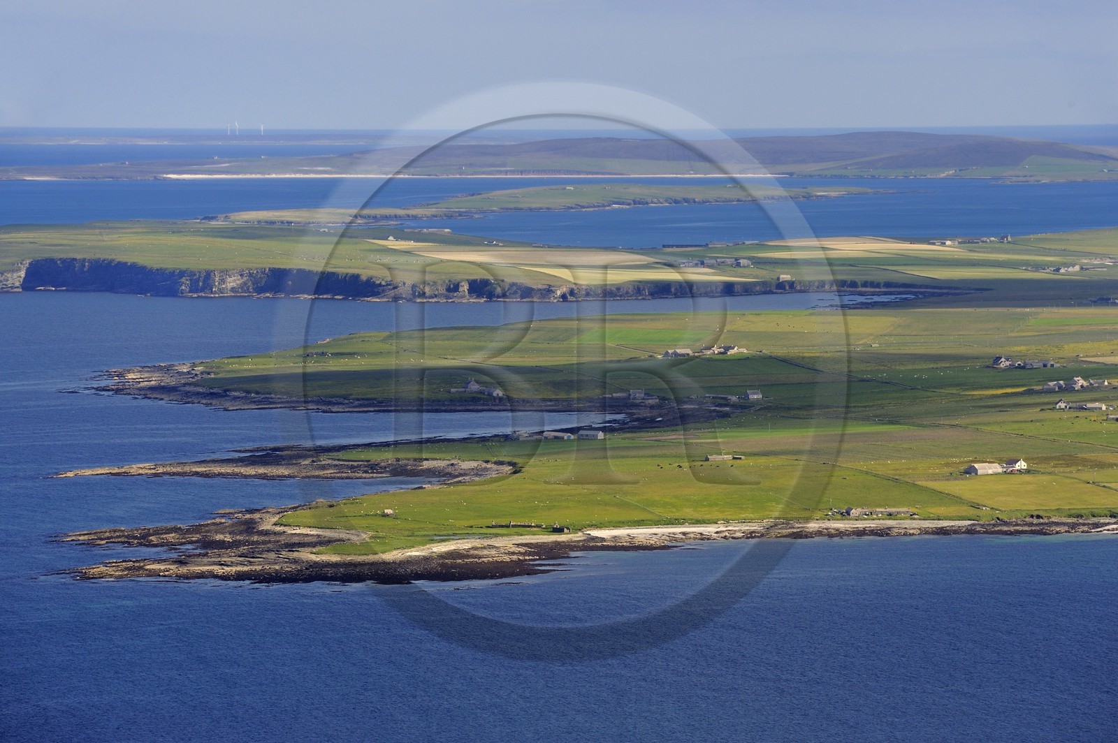 Royaume-Uni, Ecosse, Iles Orcades, Ile de Westray, champs et fermes parsemées en bordure de mer (vue aérienne)