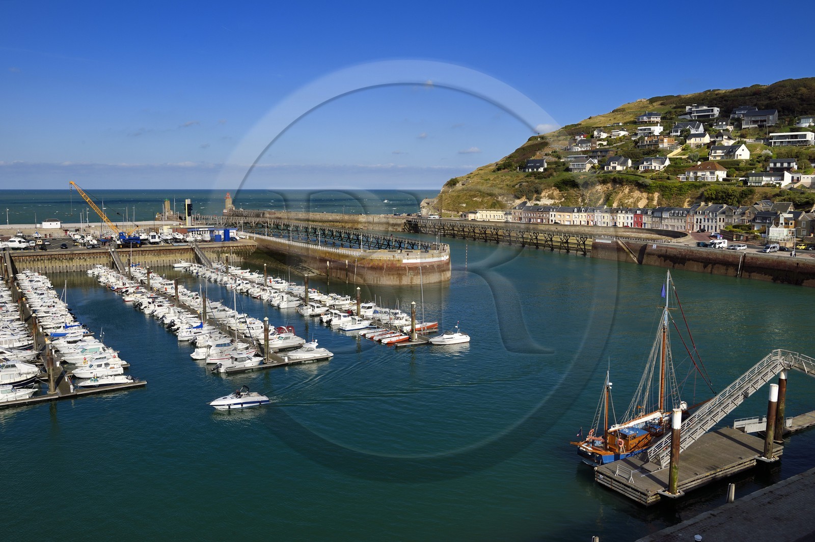 France, Seine-Maritime (76), Pays de Caux, Côte d'Albâtre, le vieux gréement la Tante Fine à quai dans le port et le Cap Fagnet en arrière plan