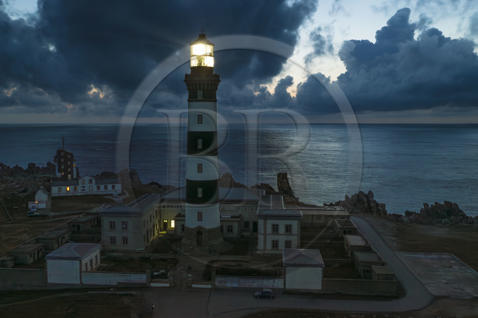 France, Finistère (29), Mer d'Iroise, Ile d'Ouessant, le phare du Créac’h éclairant la nuit (vue aérienne)