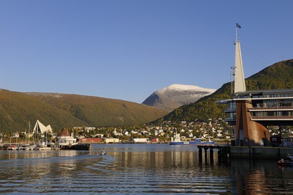 Norvège, Troms, ville de Tromso, l'hotel Rica Ishavshotell sur le port, la cathédrale Arctique en arrière plan et le mont Tromsdalstind (1238 m)
