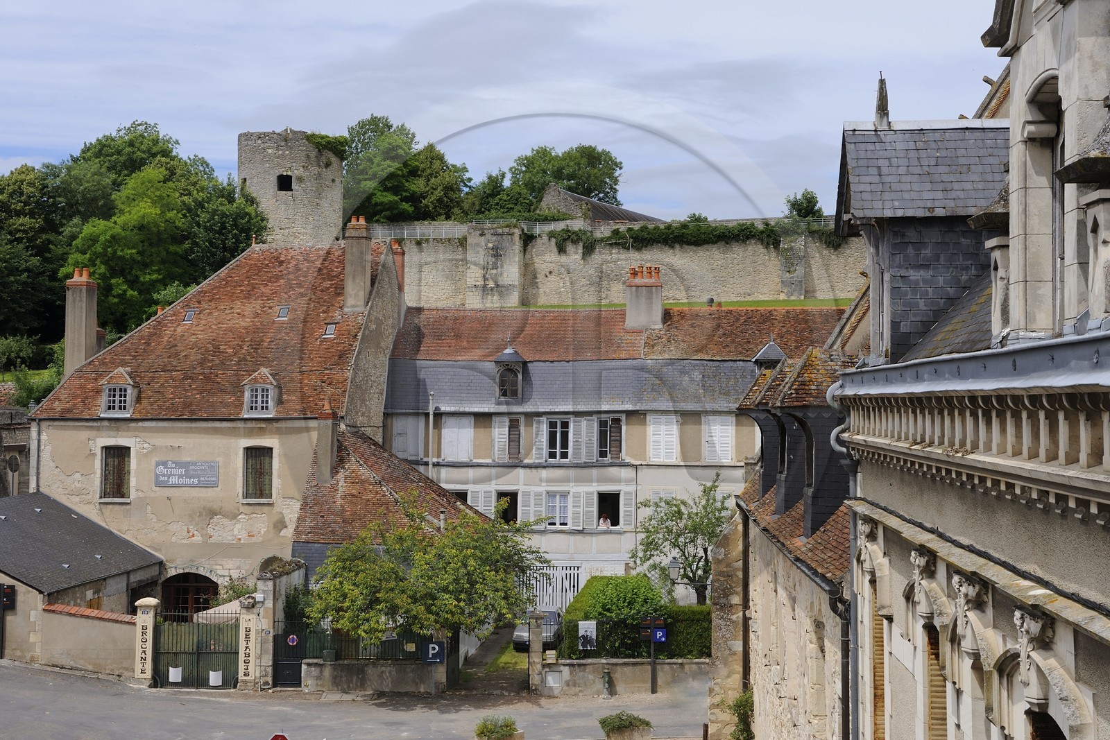 France, Nièvre (58), La Charité-sur-Loire, anciennes écuries et hôtellerie devant les remparts
