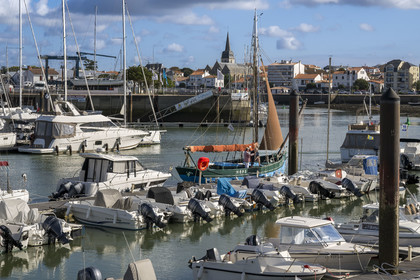 France, Vendée (85), Saint-Gilles-Croix-de-Vie, le voilier le Hope dans le port, un ancien caseyeur devenu bateau patrimoine géré par l'association Suroit, l'eglise Saint-Gilles en arrière plan