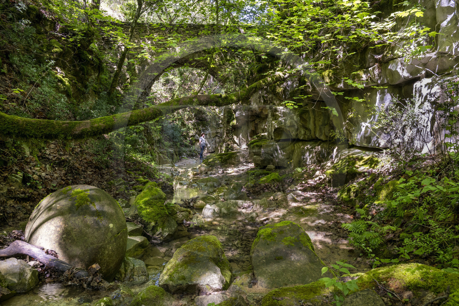 France, Vaucluse (84), Dentelles de Montmirail, Sablet, la rivière le Trignon surplombé par l'ancien pont de l'abbaye en ruine de moniales du VIIe siècle dans le vallon de Prébayon