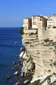 France, Corse-du-Sud (2A), Bonifacio, la vieille ville ou Haute Ville perchée sur des falaises de calcaire de plus de 60 mètres de haut