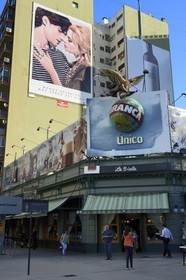 Argentine, Buenos Aires, quartier de la Recoleta, panneaux publicitaires et café
