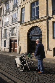 France, Paris (75), île Saint Louis, aiguiseur itinérant de couteaux quai de Bourbon