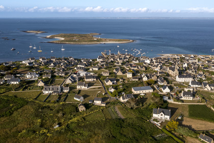 France, Finistère (29), Mer d'Iroise, archipel de Molène, Ile de Molène, le village et l'ilot Lédenez Vraz (vue aérienne)